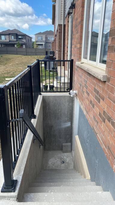 2 Bedroom Private Apartment With Private Entrance Brampton Buitenkant foto
