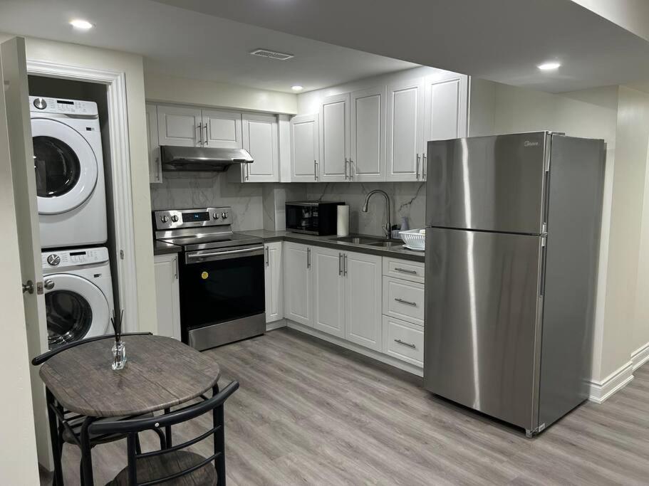 2 Bedroom Private Apartment With Private Entrance Brampton Buitenkant foto