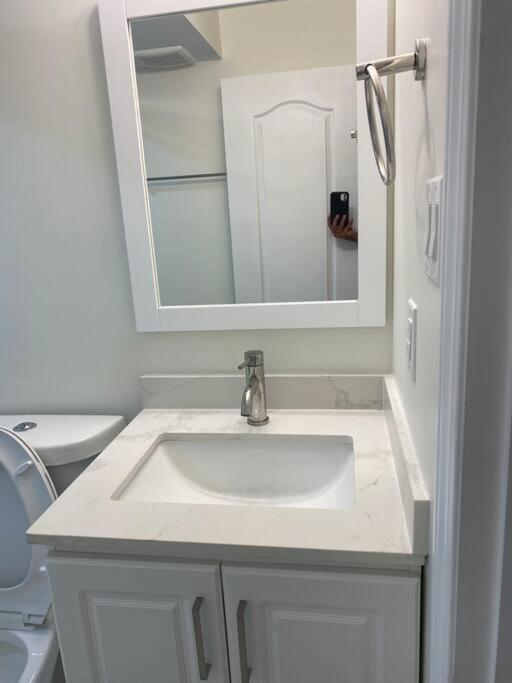 2 Bedroom Private Apartment With Private Entrance Brampton Buitenkant foto