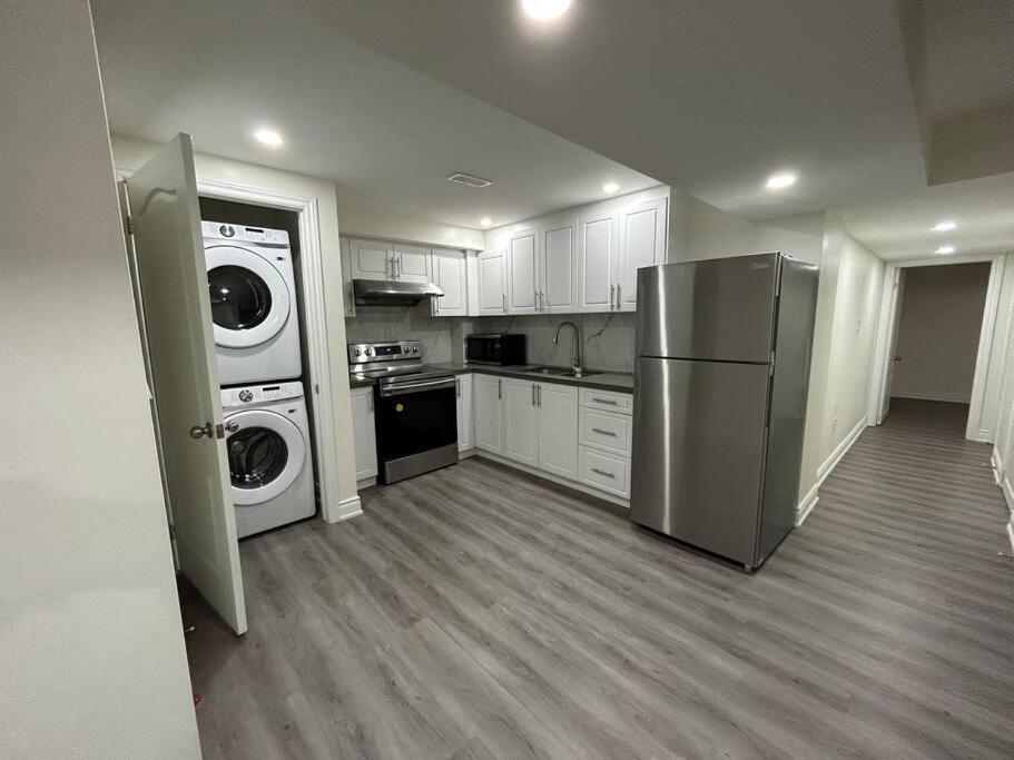 2 Bedroom Private Apartment With Private Entrance Brampton Buitenkant foto