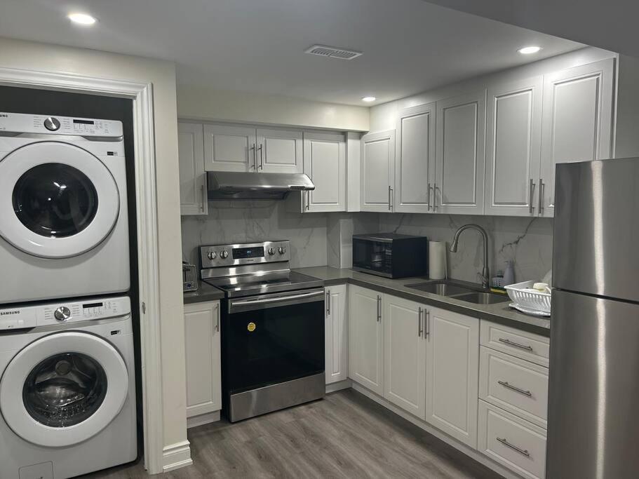 2 Bedroom Private Apartment With Private Entrance Brampton Buitenkant foto
