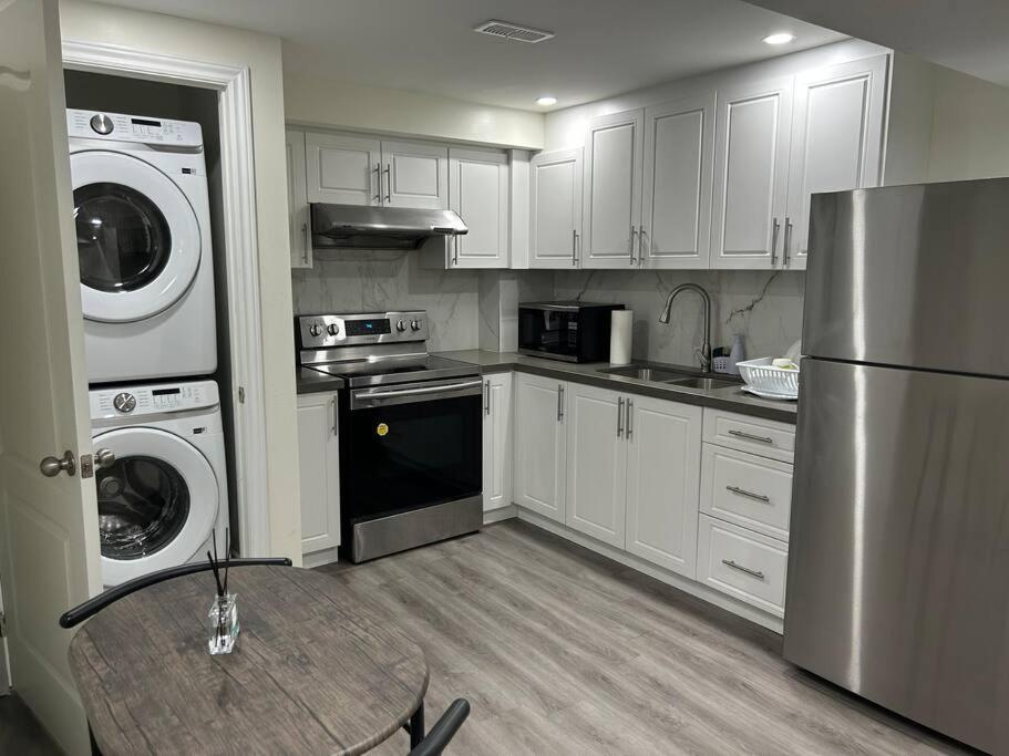 2 Bedroom Private Apartment With Private Entrance Brampton Buitenkant foto